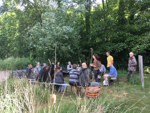 Un groupe échange autour de la mare lors d’une balade-conférence.