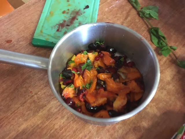Une préparation de légumes et de feuilles dans un saladier pendant un atelier cuisine.