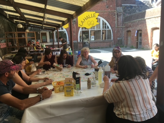 Des participants réunis autour d’une table pour un atelier créatif.